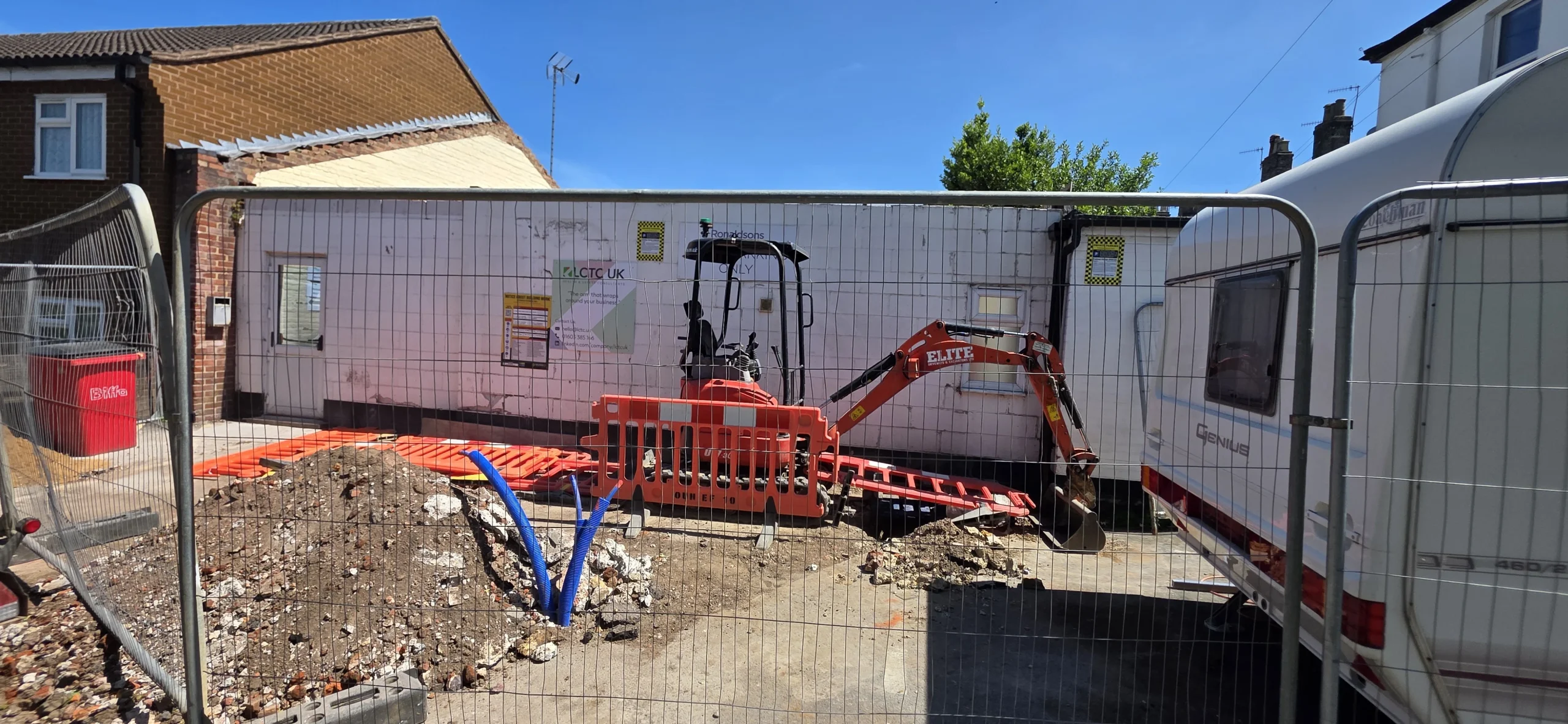 Elite plant hire excavator and operator